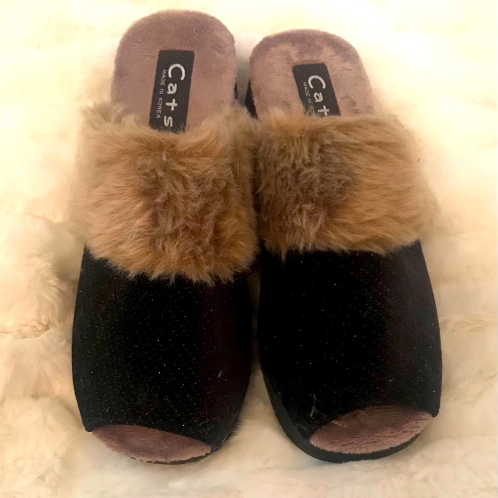 Faux fur trimmed bedroom slippers. Size 7.5